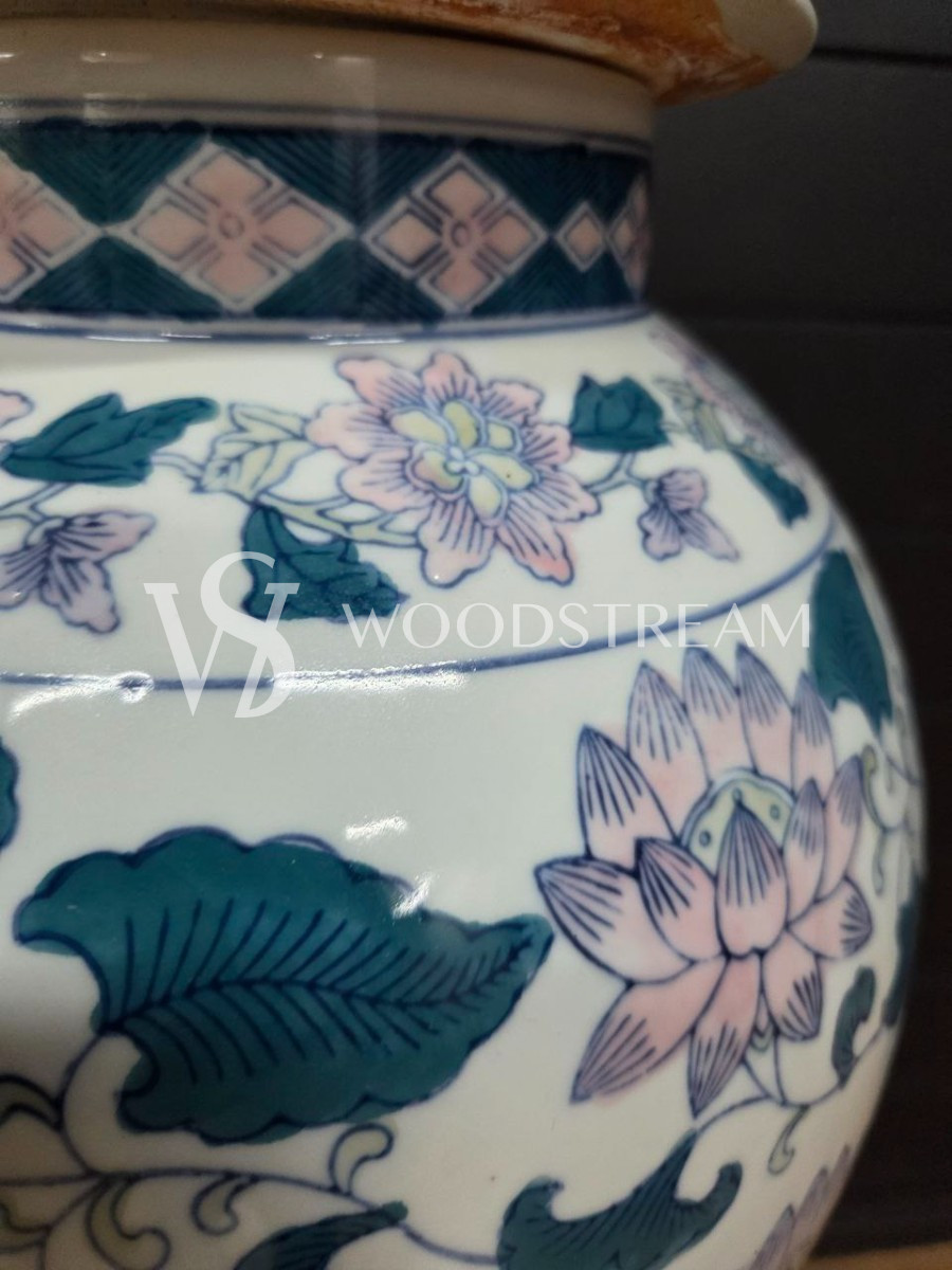 Ваза с крышкой в стиле шинуазри