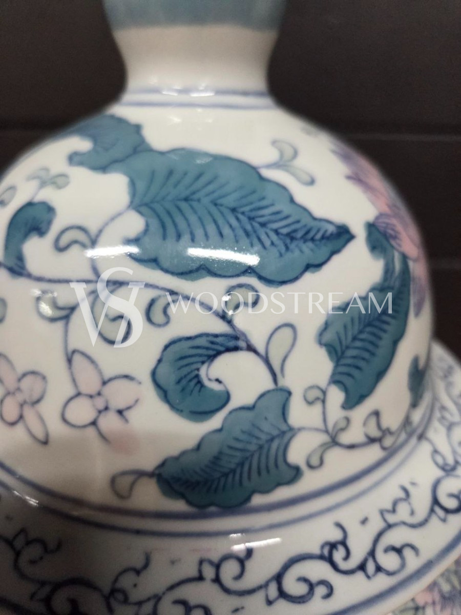 Ваза с крышкой в стиле шинуазри