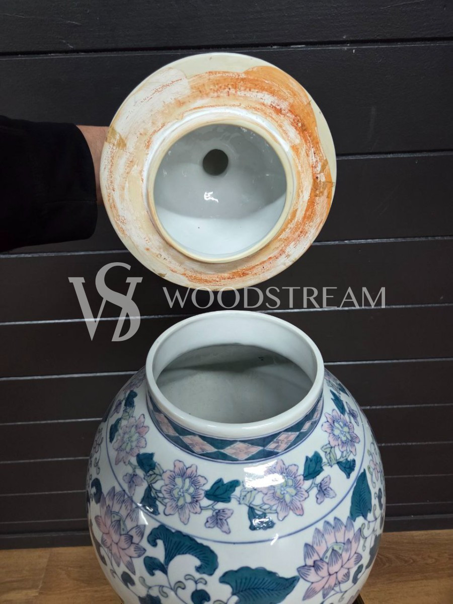 Ваза с крышкой в стиле шинуазри