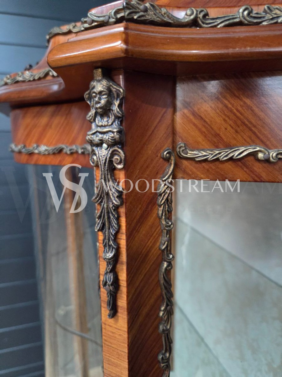 Витрина в стиле Людовика XIV