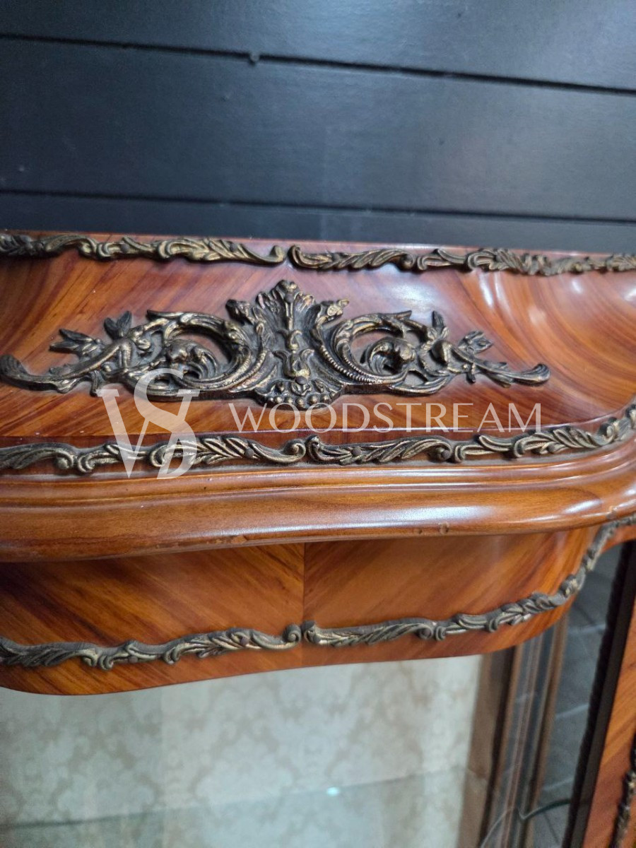 Витрина в стиле Людовика XIV