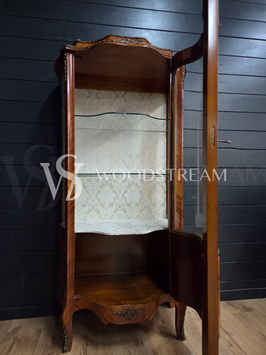 Витрина в стиле Людовика XIV