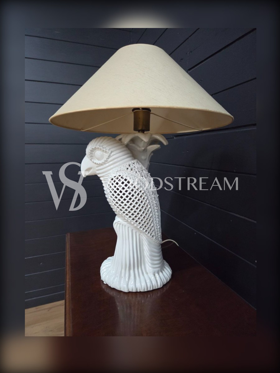 Лампа настольная со скульптурой попугая