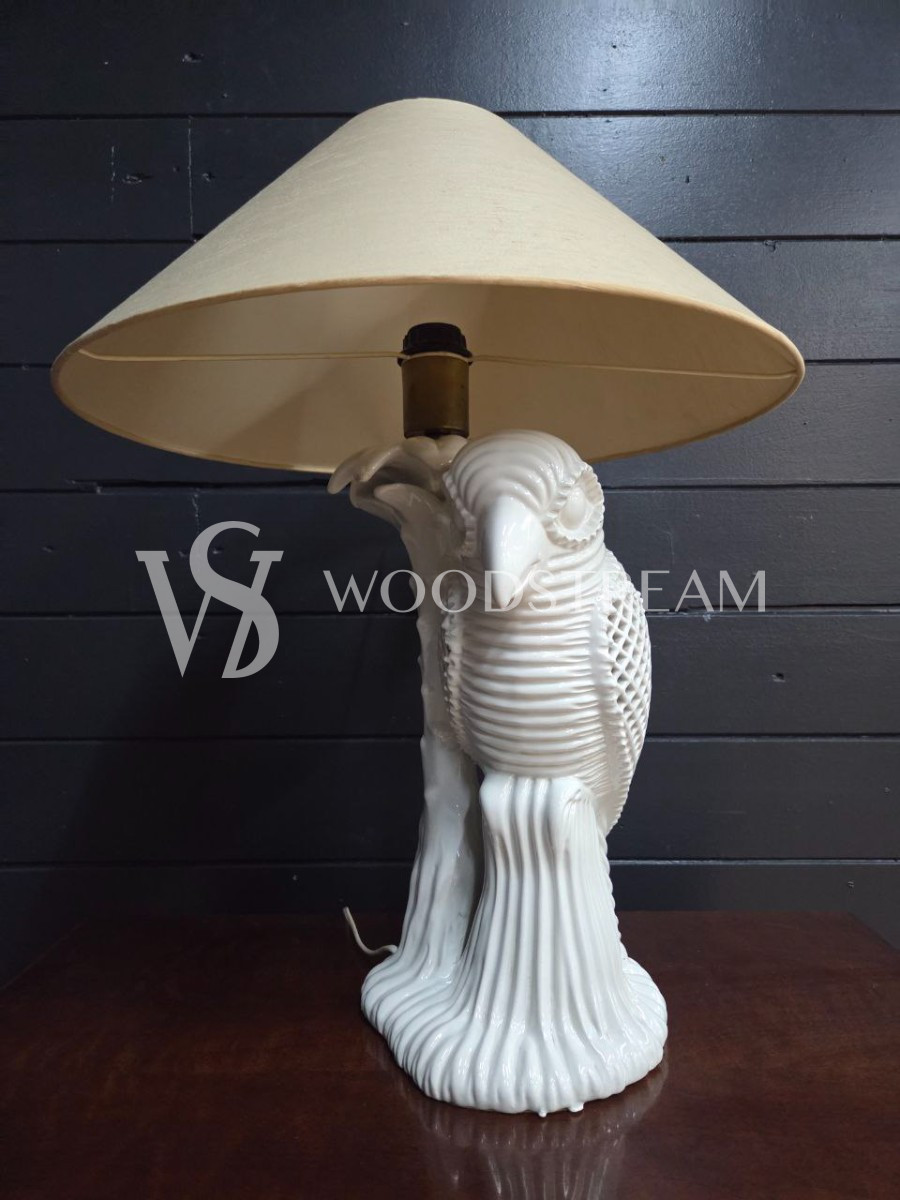 Лампа настольная со скульптурой попугая