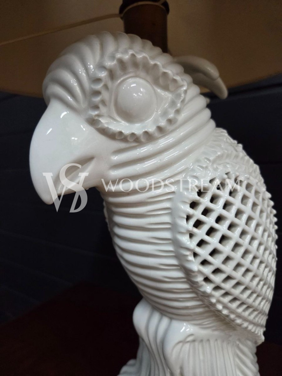 Лампа настольная со скульптурой попугая