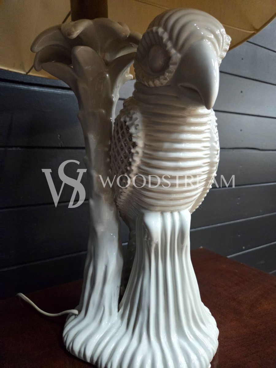 Лампа настольная со скульптурой попугая