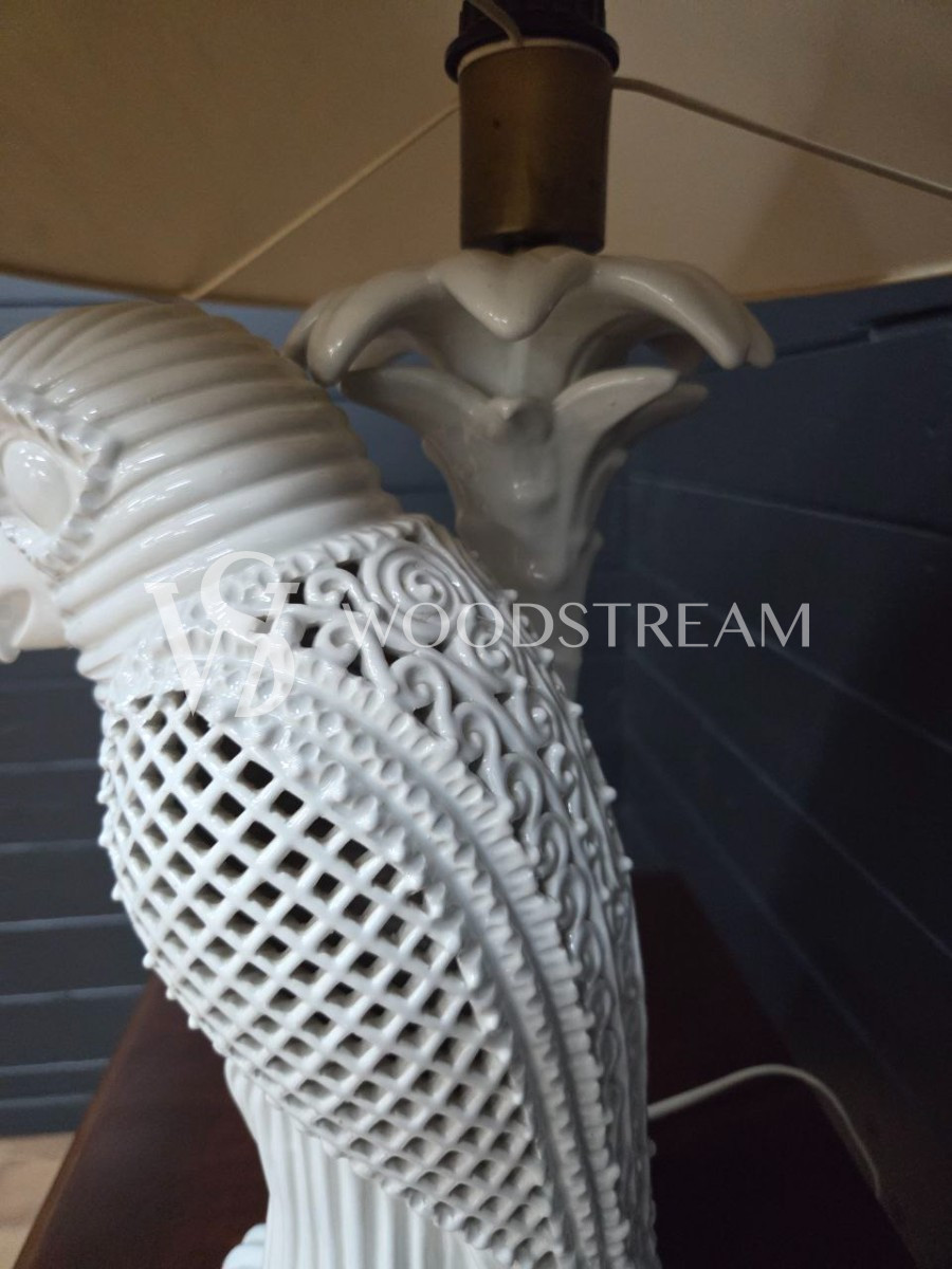 Лампа настольная со скульптурой попугая