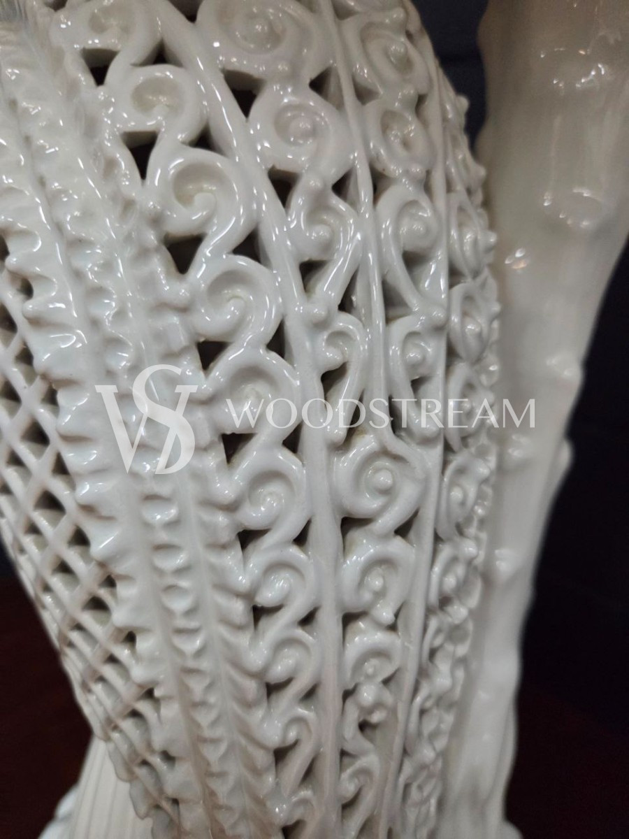 Лампа настольная со скульптурой попугая