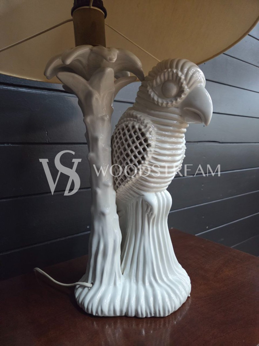 Лампа настольная со скульптурой попугая