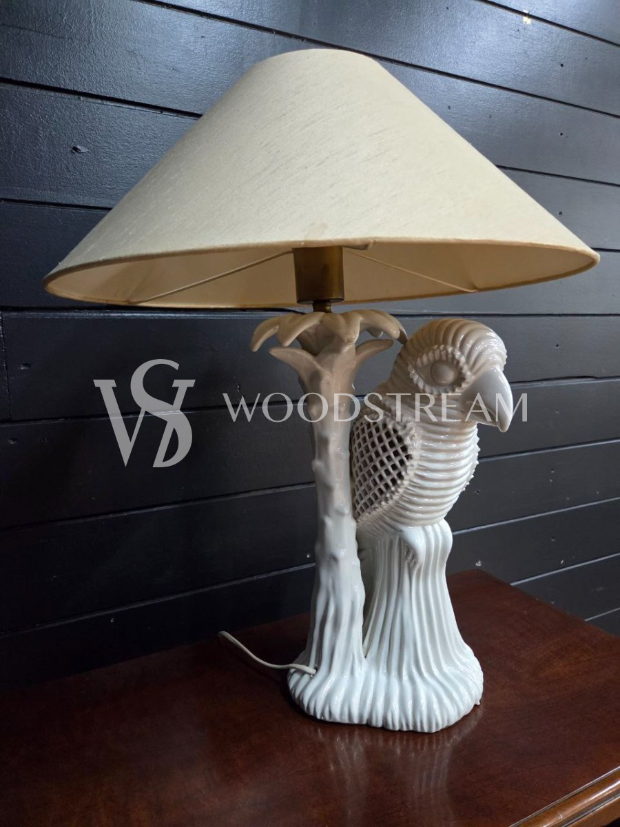 Лампа настольная со скульптурой попугая