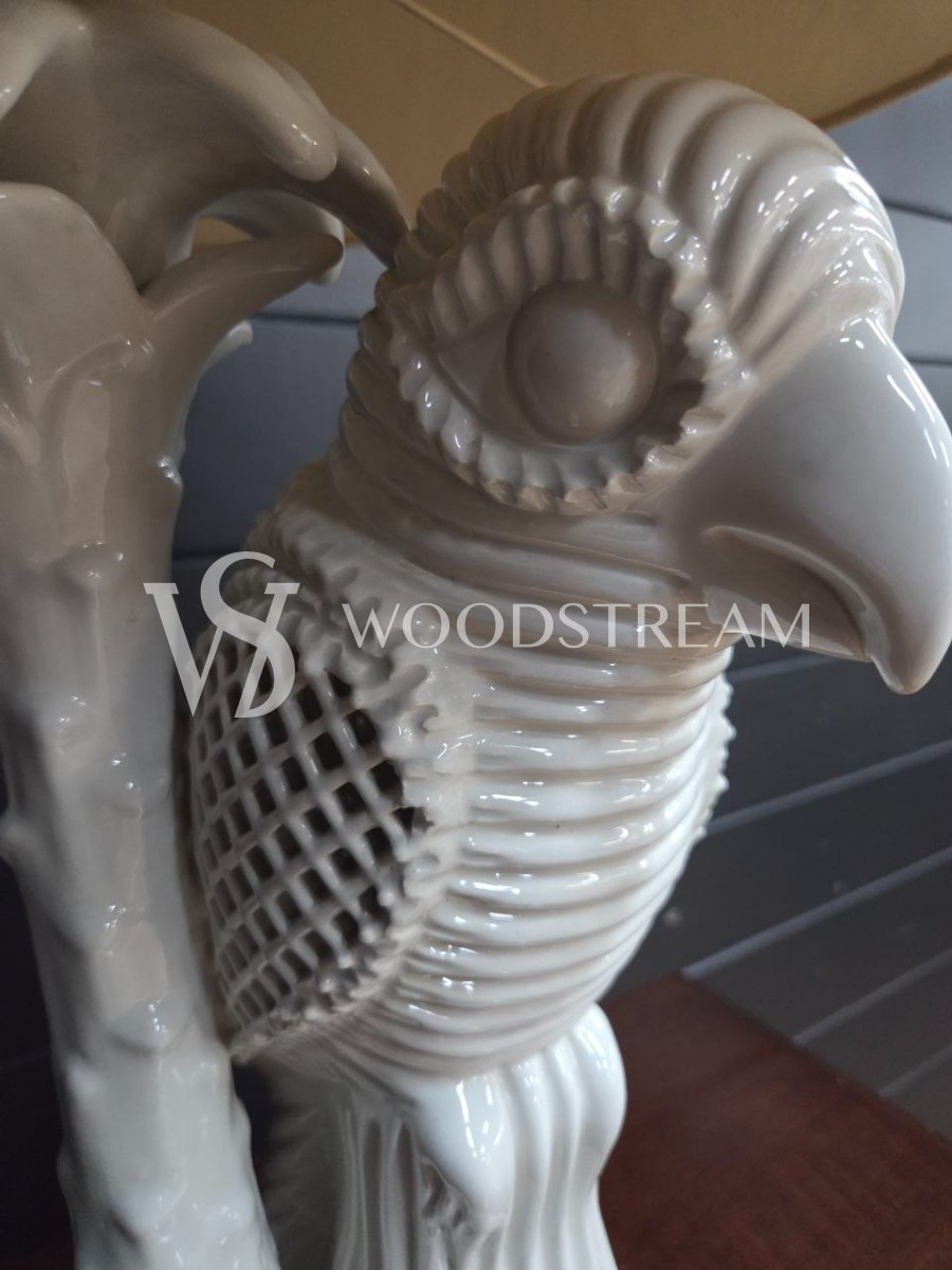 Лампа настольная со скульптурой попугая