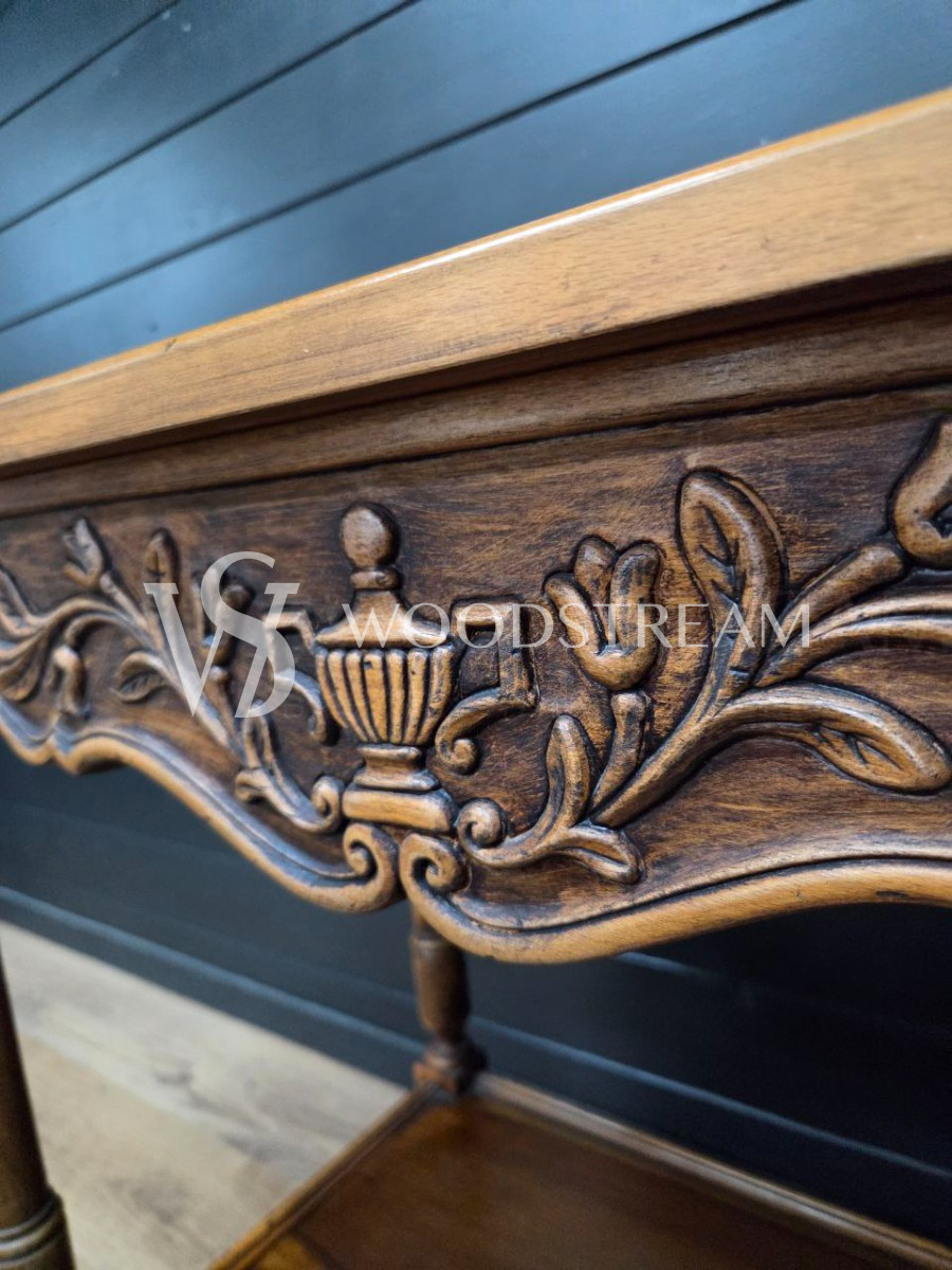 Консоль в стиле ренессанс