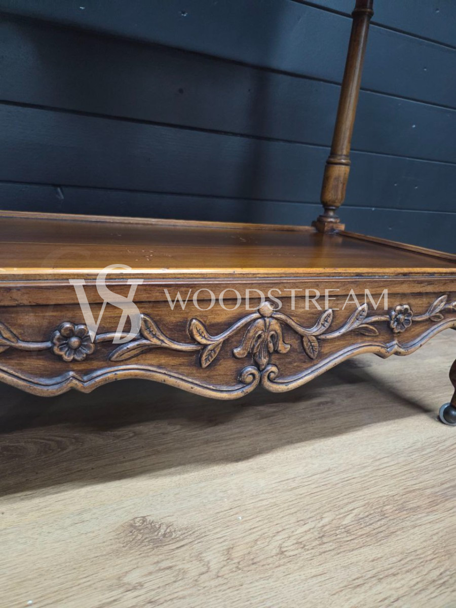 Консоль в стиле ренессанс