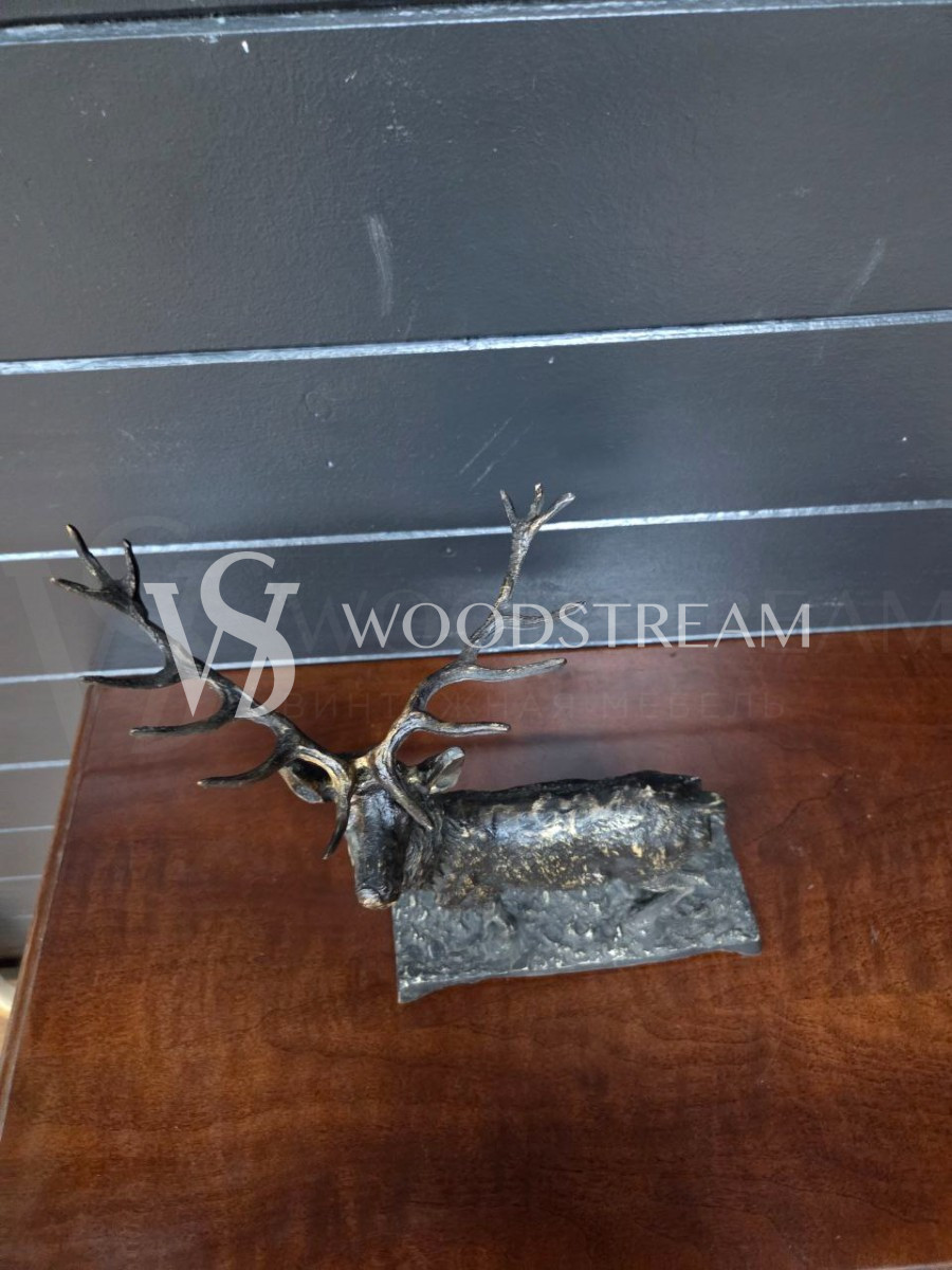 Скульптура/Статуэтка на подставке Олень