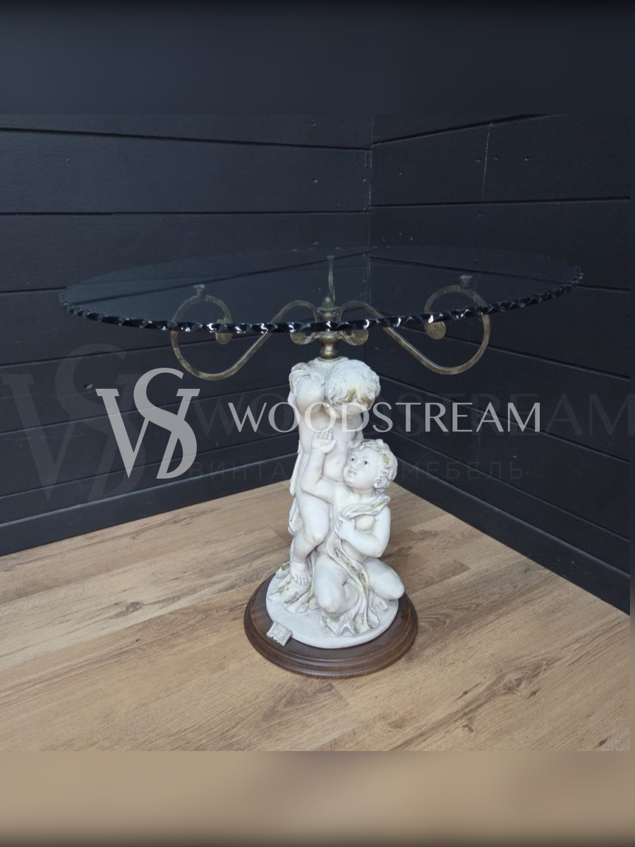 Стол со стеклянной столешницей и подстольем в форме Путти