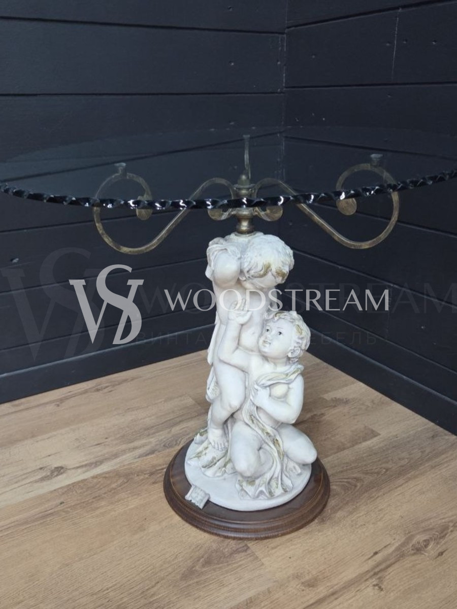 Стол со стеклянной столешницей и подстольем в форме Путти