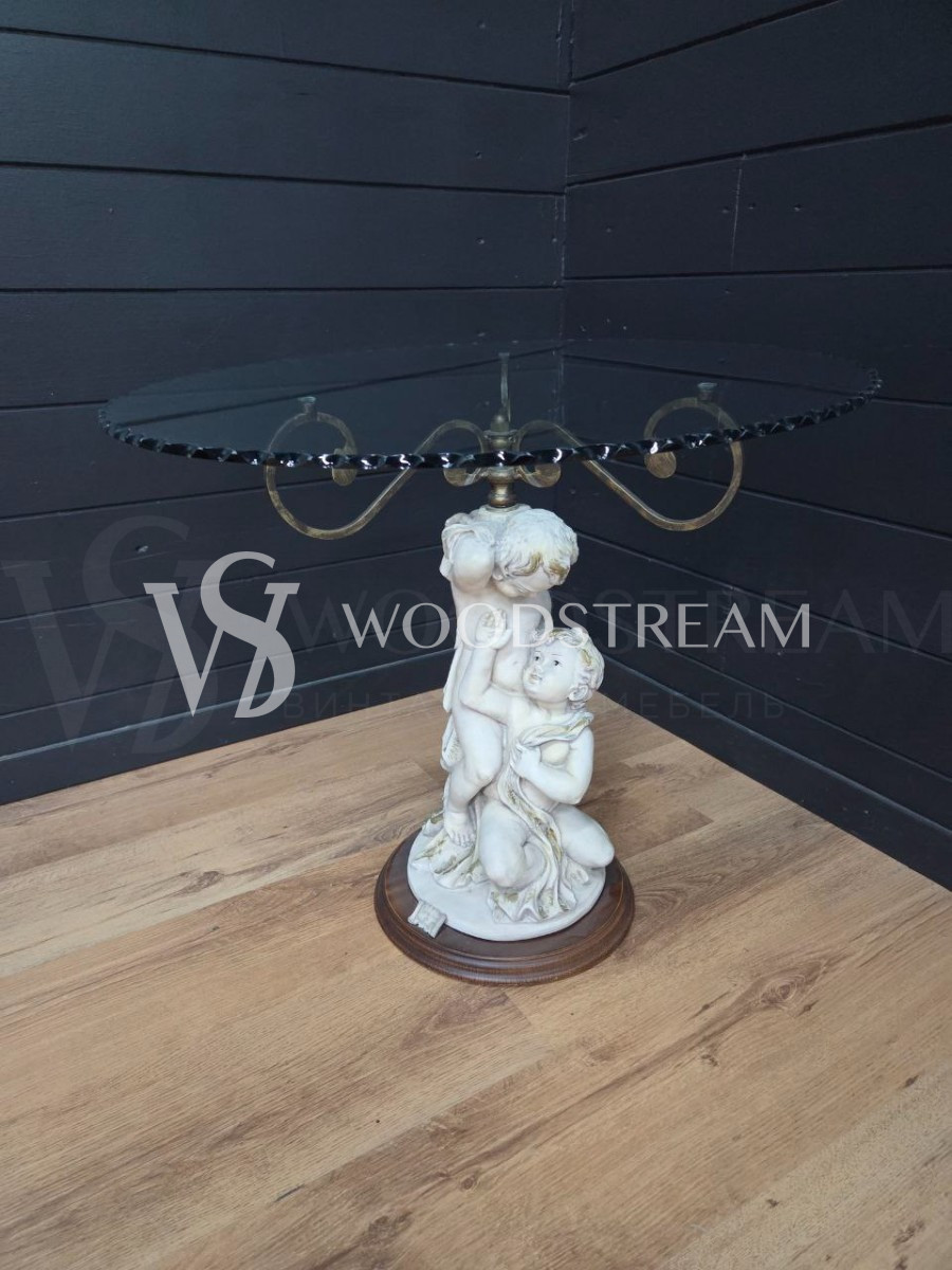 Стол со стеклянной столешницей и подстольем в форме Путти