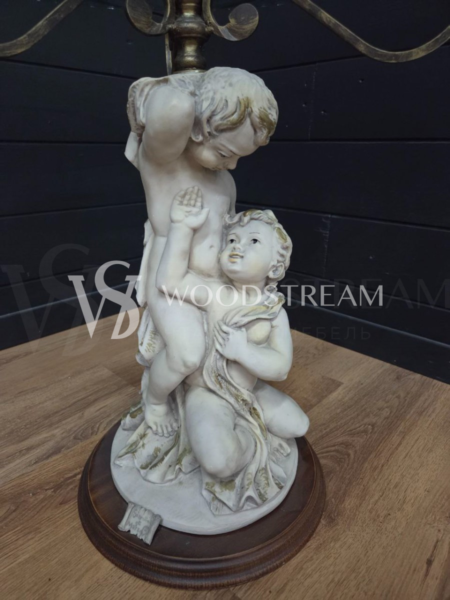 Стол со стеклянной столешницей и подстольем в форме Путти