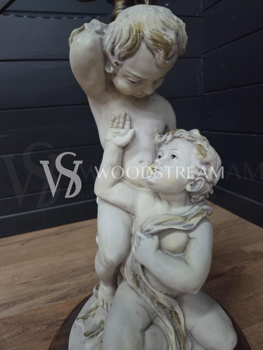 Стол со стеклянной столешницей и подстольем в форме Путти