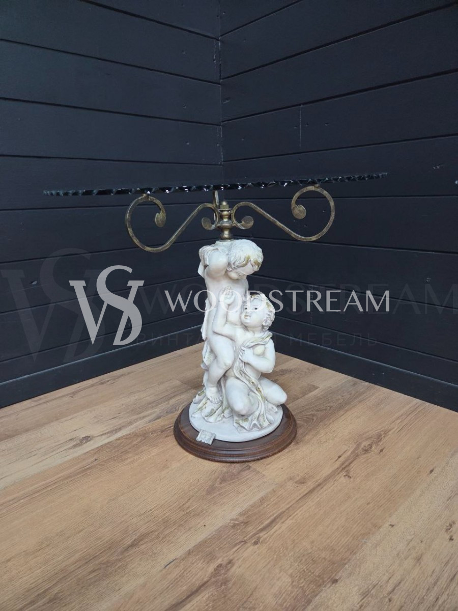 Стол со стеклянной столешницей и подстольем в форме Путти