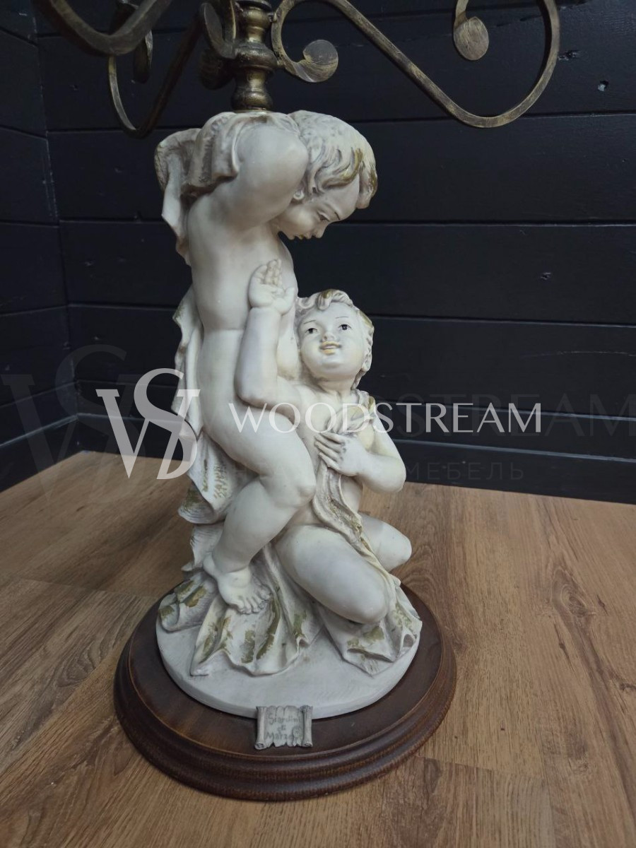 Стол со стеклянной столешницей и подстольем в форме Путти