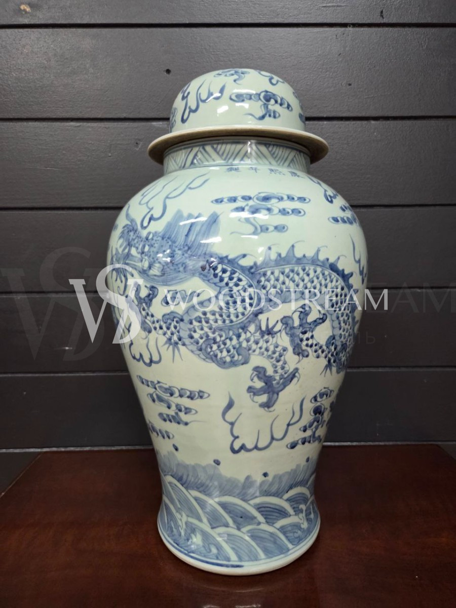 Ваза с крышкой в стиле шинуазри