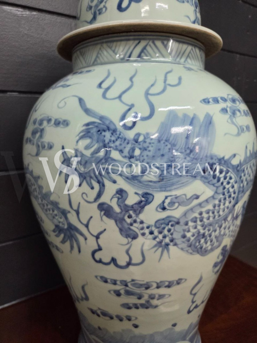 Ваза с крышкой в стиле шинуазри