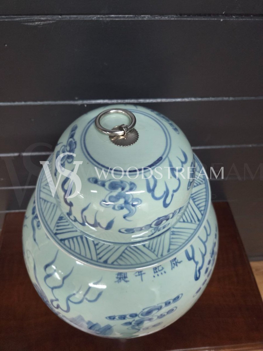 Ваза с крышкой в стиле шинуазри