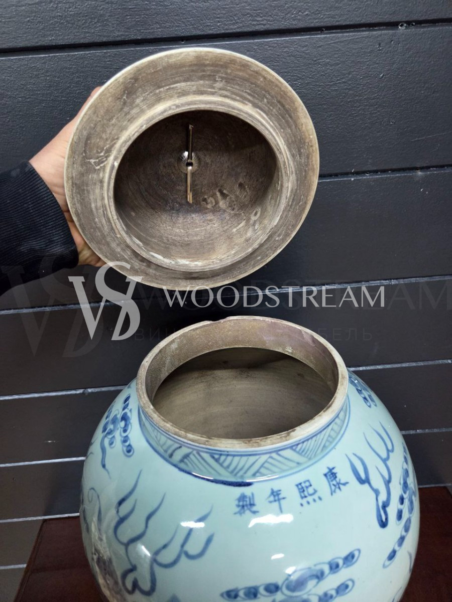 Ваза с крышкой в стиле шинуазри