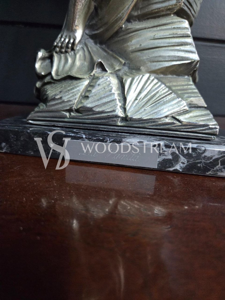 Зеркало настольное со скульптурной композицией Девушки