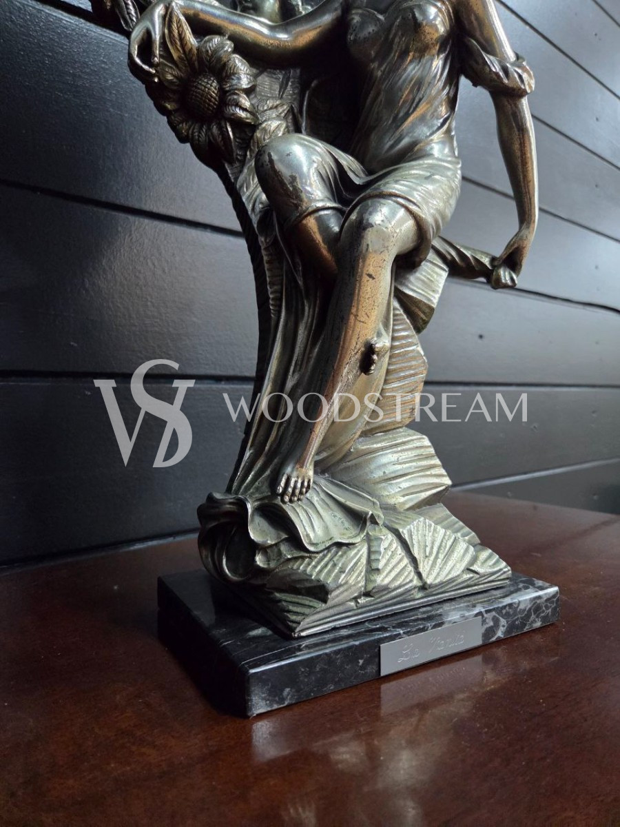 Зеркало настольное со скульптурной композицией Девушки