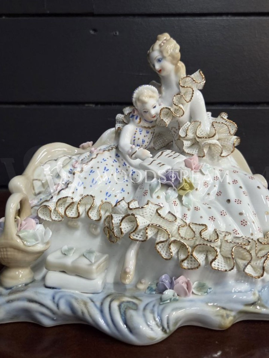 Статуэтка/Композиция Мать и дочь