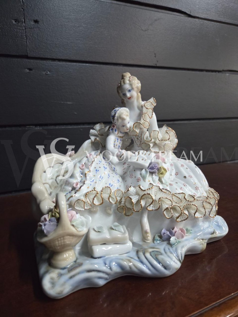 Статуэтка/Композиция Мать и дочь