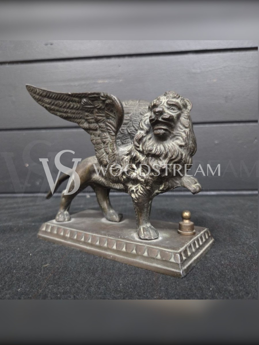 Статуэтка на постаменте Крылатый лев/Грифон