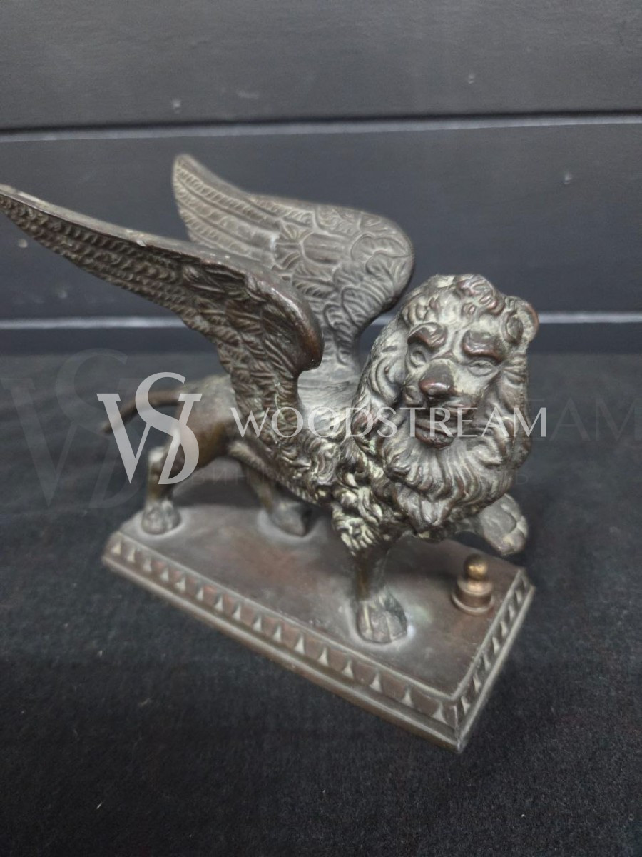 Статуэтка на постаменте Крылатый лев/Грифон