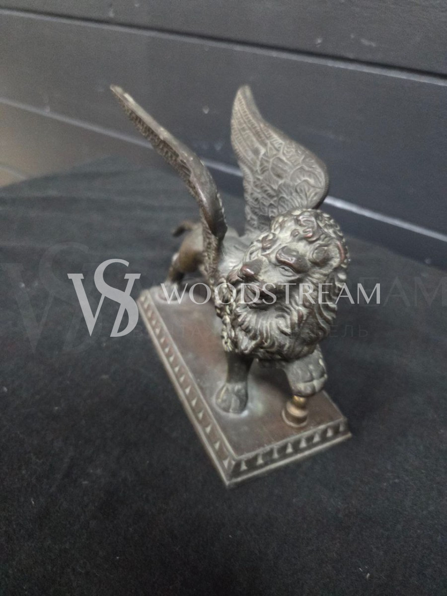 Статуэтка на постаменте Крылатый лев/Грифон