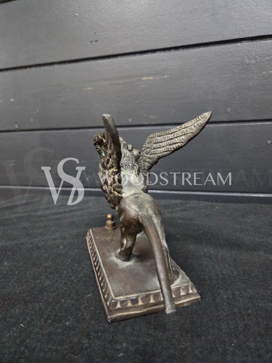Статуэтка на постаменте Крылатый лев/Грифон