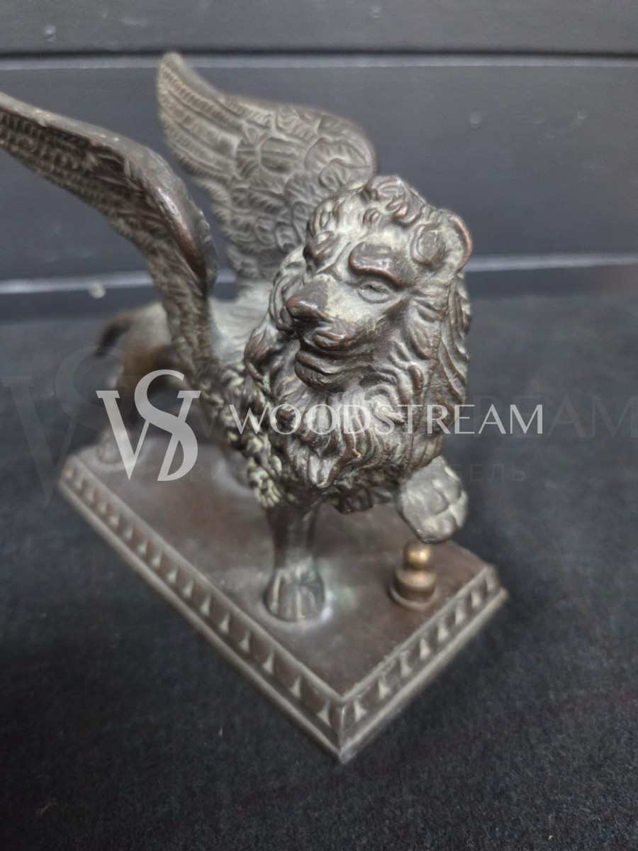 Статуэтка на постаменте Крылатый лев/Грифон