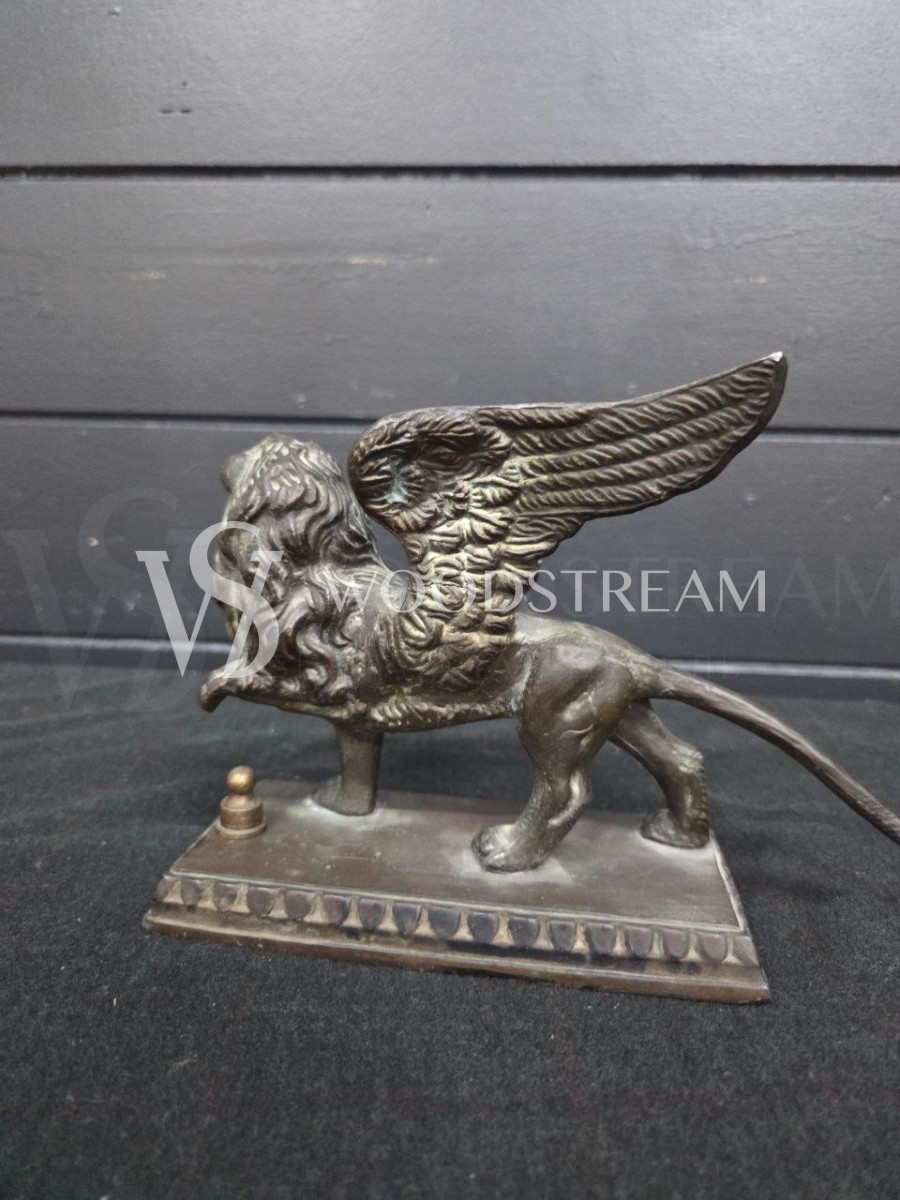 Статуэтка на постаменте Крылатый лев/Грифон