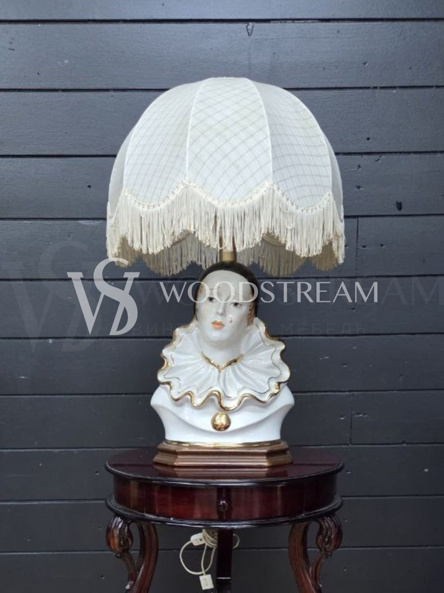 Лампа настольная со скульптурой Пьеро