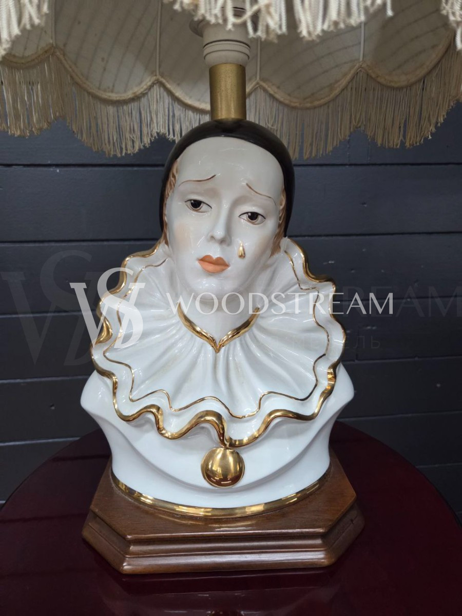 Лампа настольная со скульптурой Пьеро