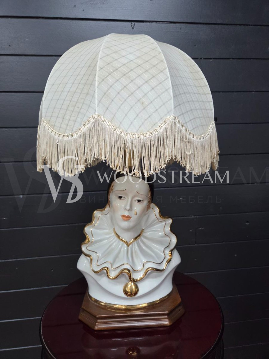 Лампа настольная со скульптурой Пьеро