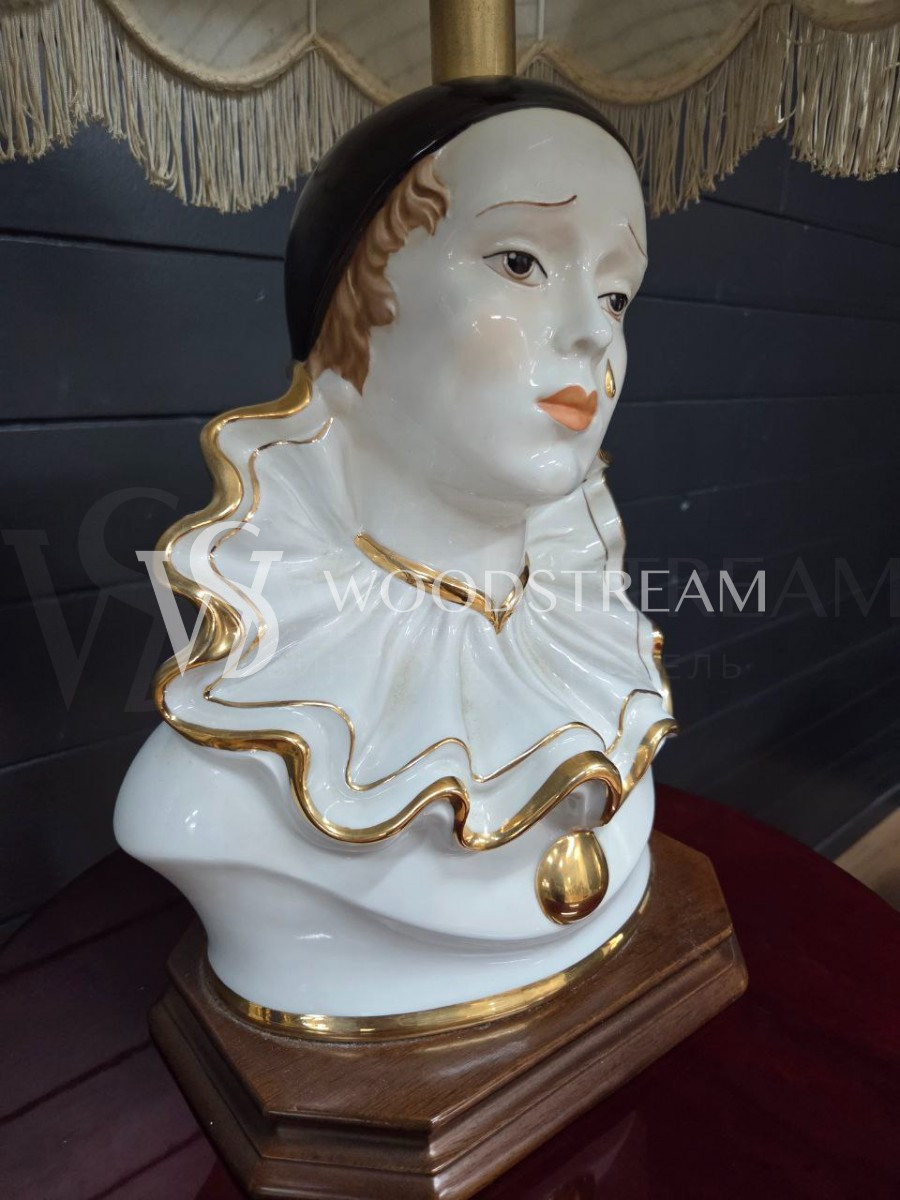 Лампа настольная со скульптурой Пьеро