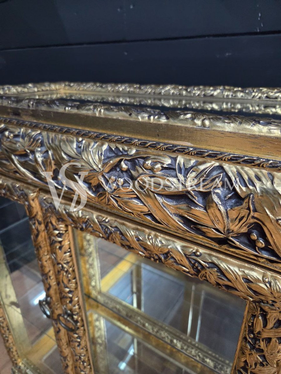 Витрина миниатюрная в стиле барокко