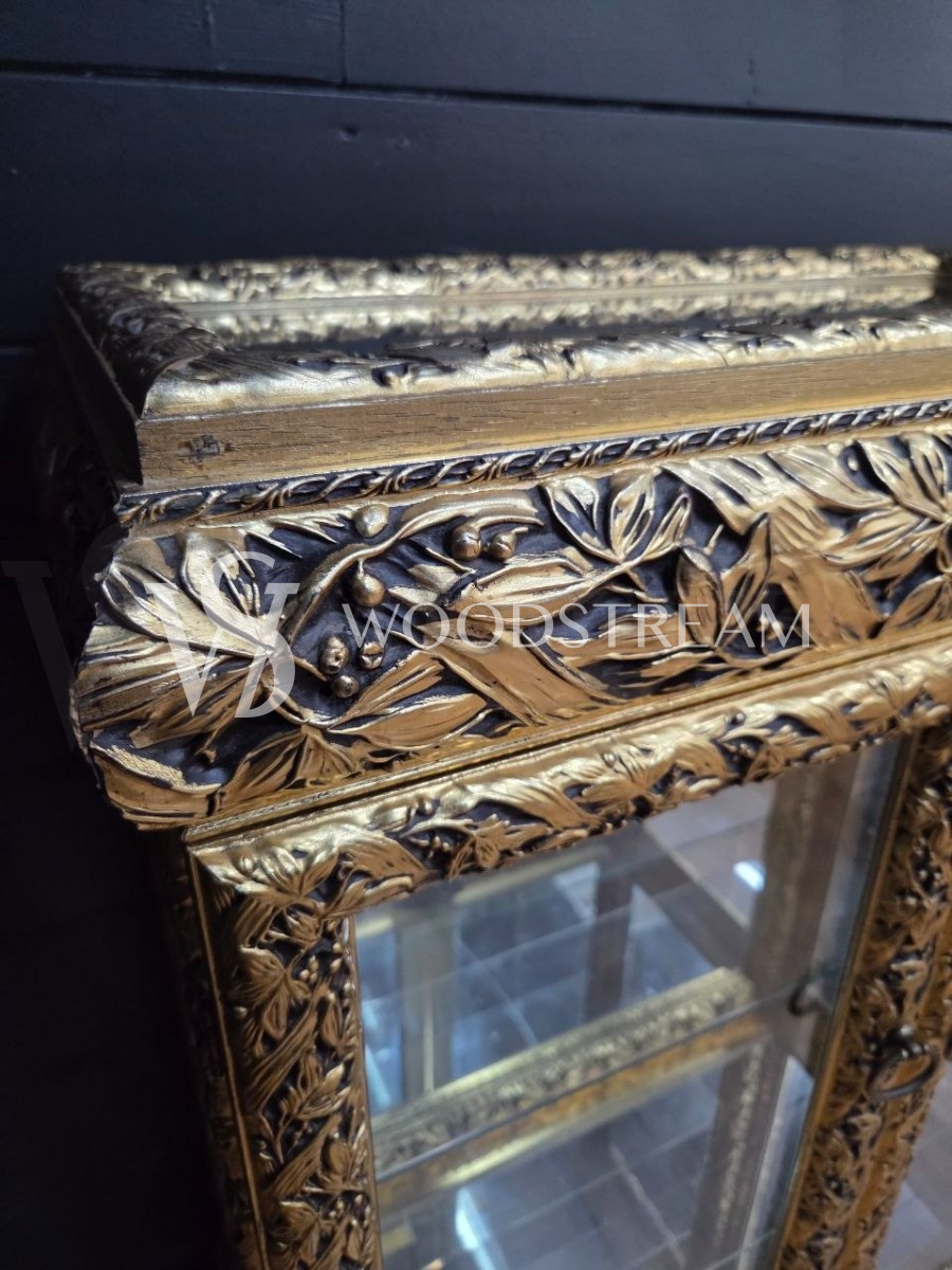 Витрина миниатюрная в стиле барокко