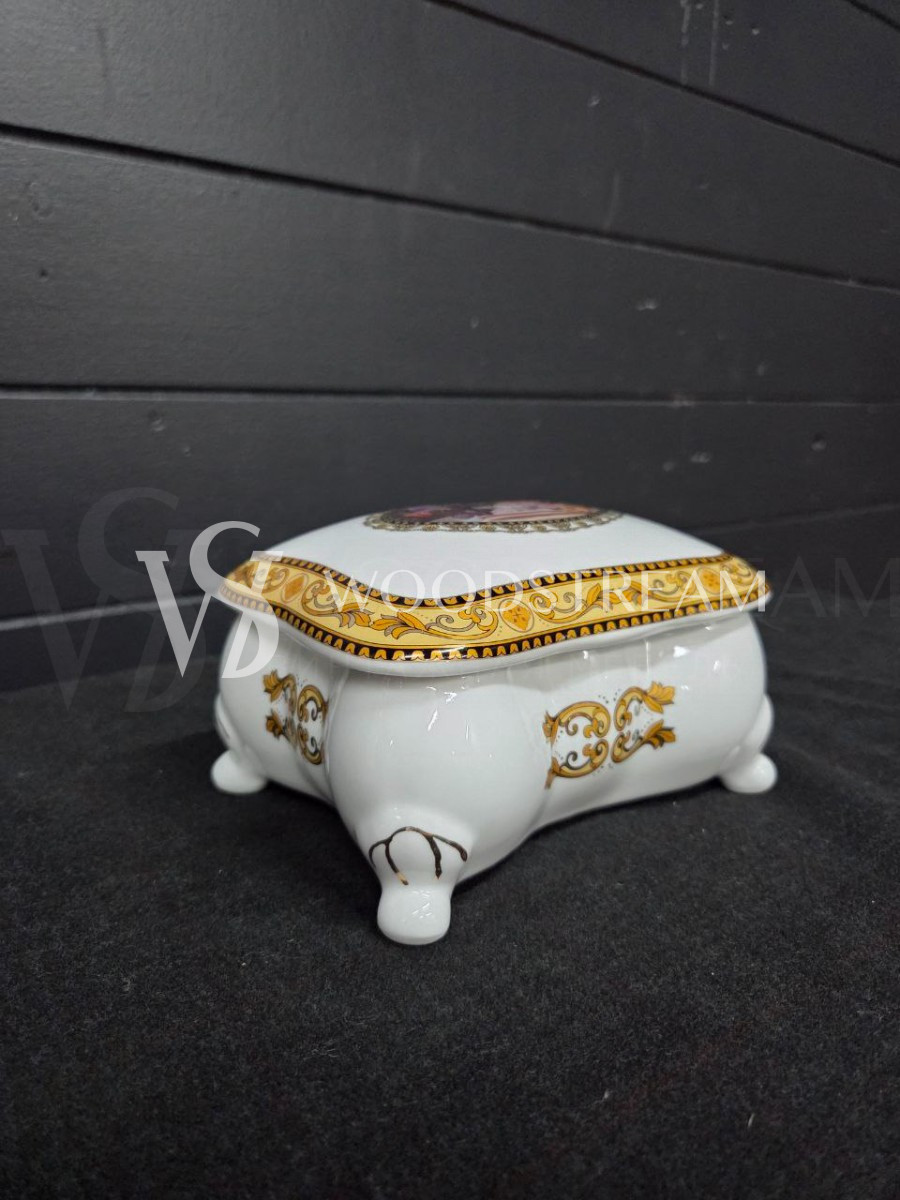 Шкатулка/Ваза с крышкой в стиле Людовика XV