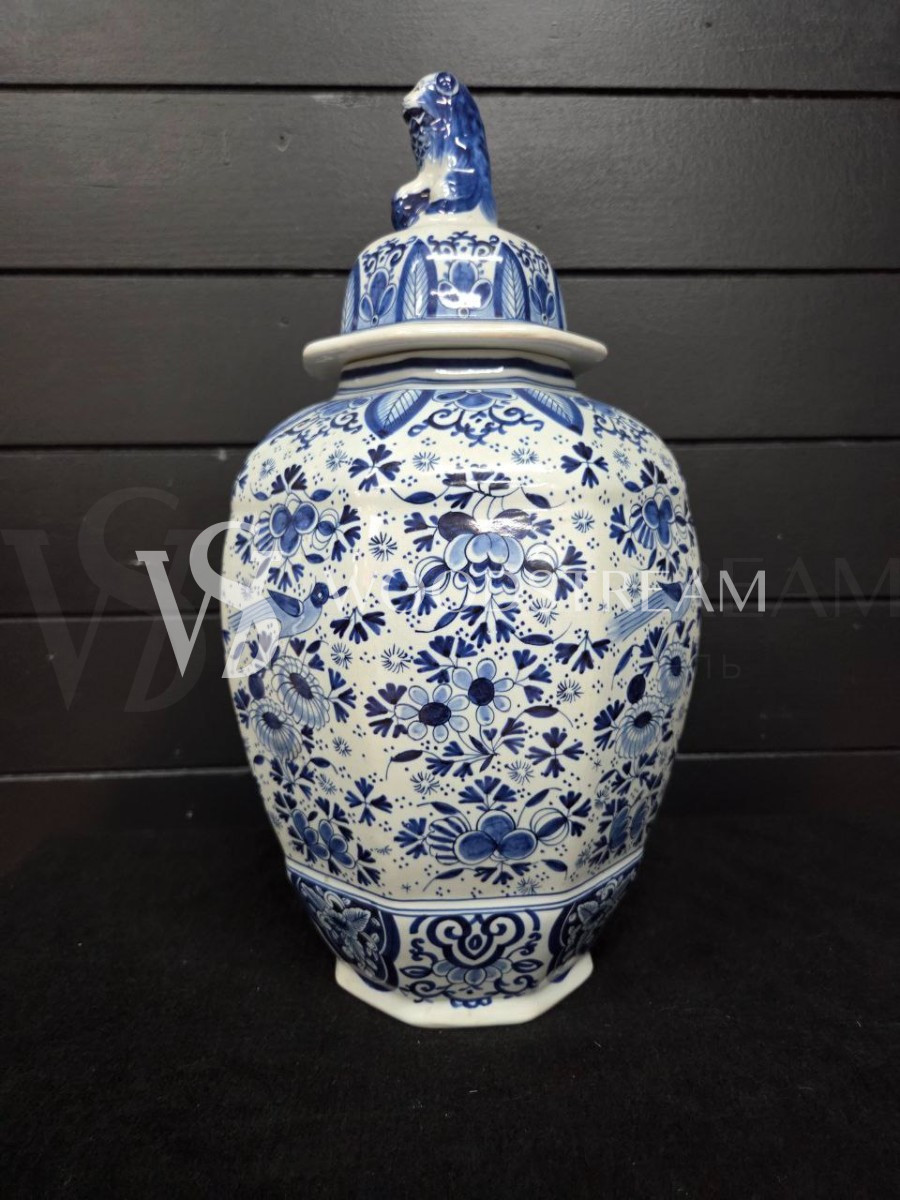 Ваза с крышкой в стиле шинуазри