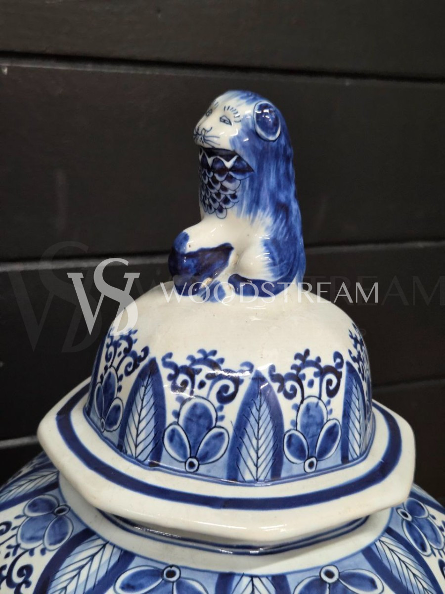 Ваза с крышкой в стиле шинуазри