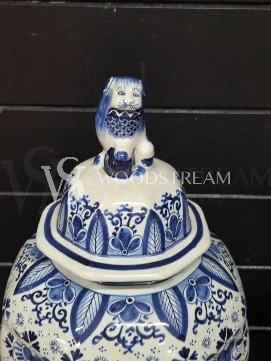 Ваза с крышкой в стиле шинуазри