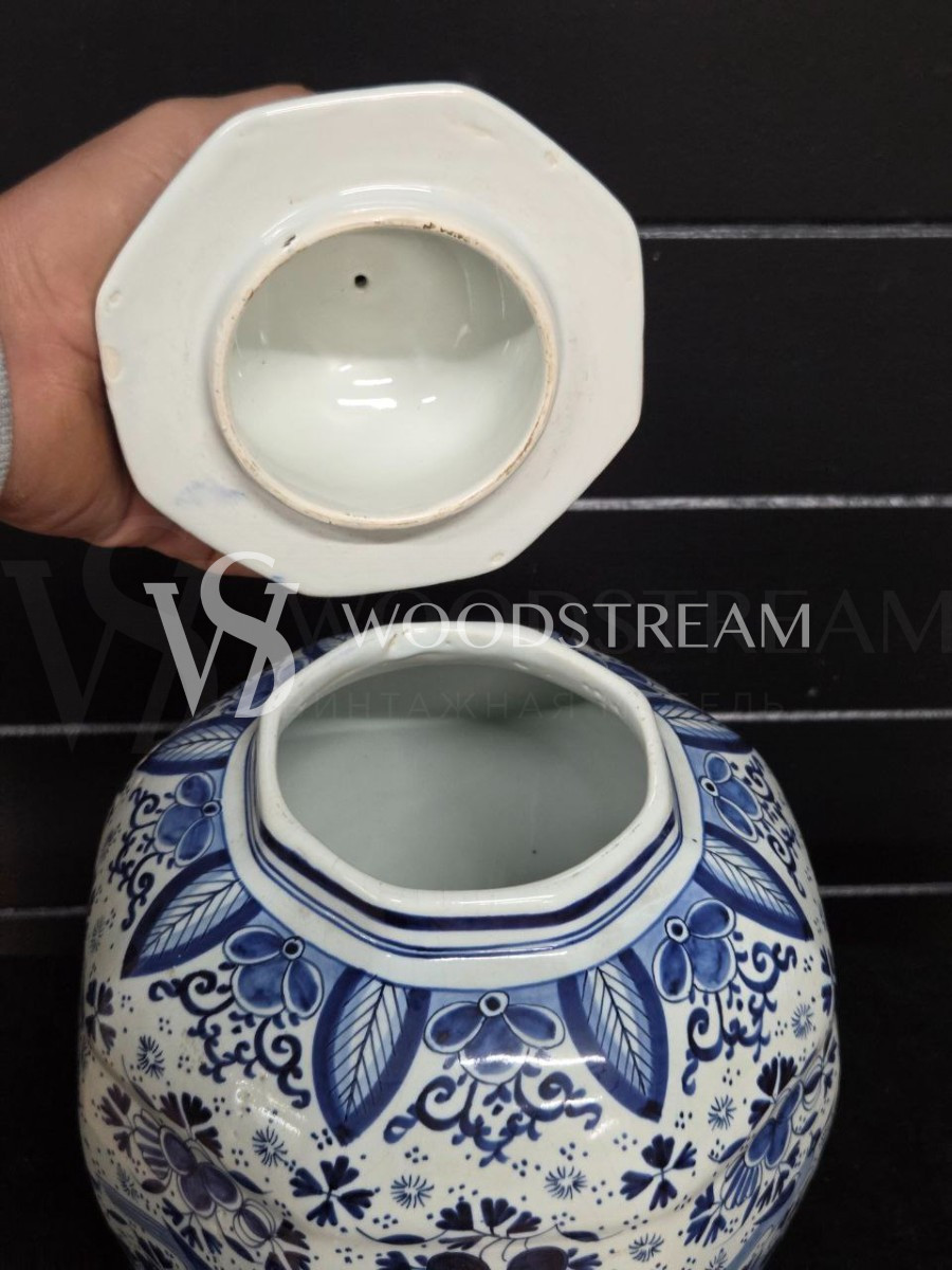 Ваза с крышкой в стиле шинуазри